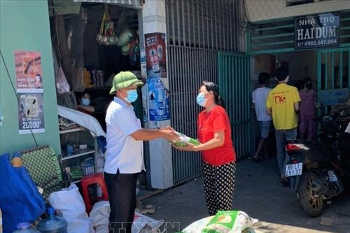 Bình Dương hỗ trợ thực phẩm cho người dân tại 11 phường bị 'khóa chặt'