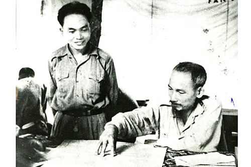 Bác Hồ với Đại tướng Võ Nguyên Giáp