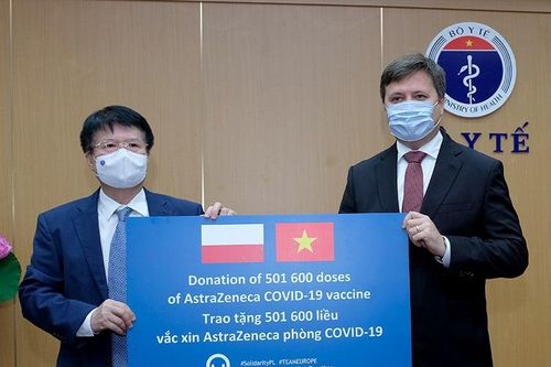 Ba Lan bàn giao hơn 500.000 liều vaccine AstraZeneca cho Việt Nam