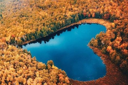 Độc đáo những hồ nước và đảo tự nhiên có hình trái tim