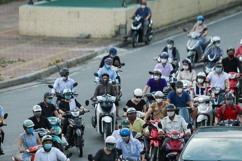 Nhiều tuyến phố Hà Nội đông đúc trở lại