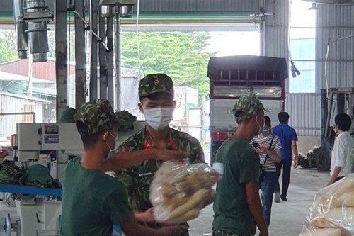 Bộ đội vận chuyển gạo, đồ ăn cho dân vùng bị 'khóa chặt, đông cứng'