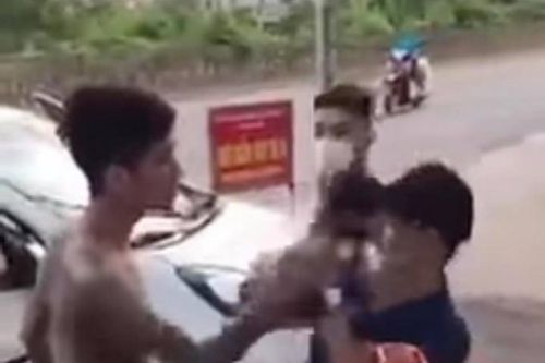 Hà Nội: Xử lý 2 thanh niên xăm trổ gây rối tại chốt kiểm dịch