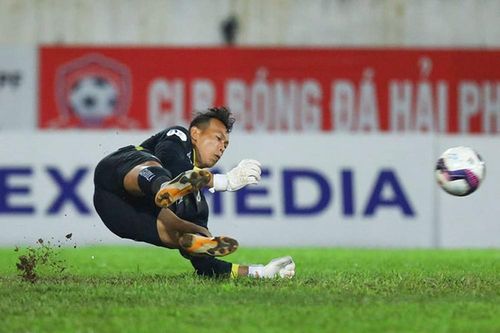 Tấn Trường đặt mục tiêu vô địch V.League; Đình Trọng gia nhập 'nhóm thương binh'