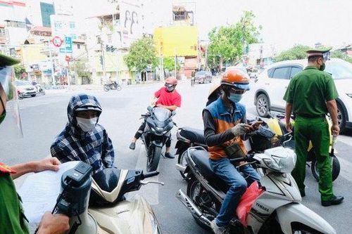 Hà Nội: Phát hiện giấy đi đường của người bán cá '8 tháng tuổi'