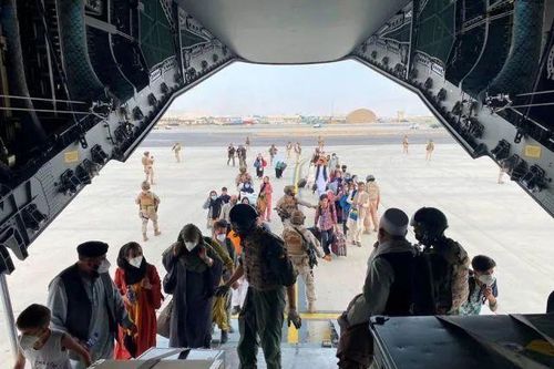 Lo sợ bị Taliban sát hại, đội tuyển bóng đá nữ Afghanistan chạy ra nước ngoài
