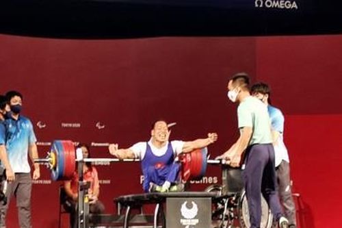 Bộ trưởng Nguyễn Văn Hùng chúc mừng VĐV Lê Văn Công giành HCB Paralympic