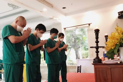 Lập bàn thờ vọng cha từ tâm dịch