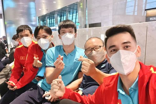 Tuyển Việt Nam đổ bộ Saudi Arabia, Tấn Trường miệt mài livestream