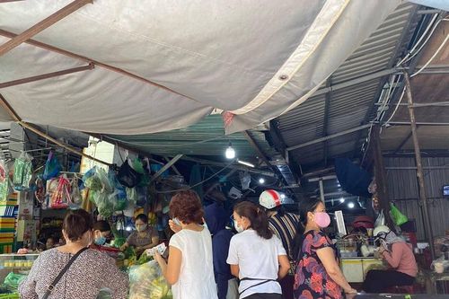 Dân đổ xô mua lương thực dự trữ, Huế bác tin giãn cách theo Chỉ thị 16