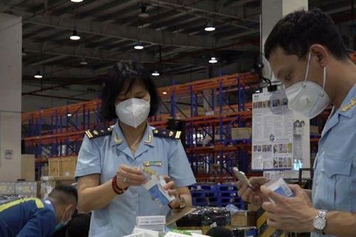 Bắt giữ số lượng lớn kit test nhanh và thuốc được quảng cáo dùng trong điều trị Covid-19