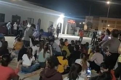 Chờ kết quả xét nghiệm Covid-19, hàng trăm công nhân ở Quảng Ngãi tụ tập hát karoke bằng loa kéo