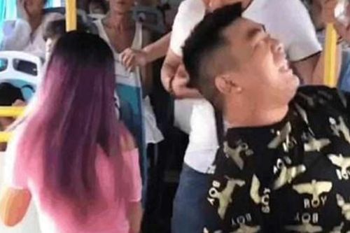 Chiếc váy gợi cảm vẫn giúp cô gái tránh bị sàm sỡ
