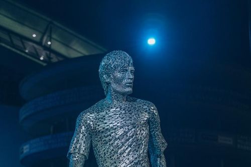 Kompany và Silva bất ngờ vì được Man City … dựng tượng