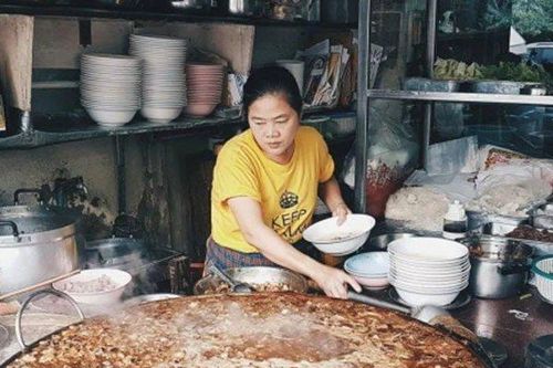 Nhà hàng nổi tiếng với nồi nước dùng ninh đi ninh lại gần 50 năm