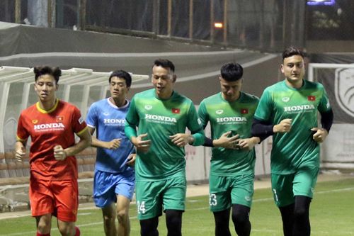 Tuyển Việt Nam làm quen với thời tiết nóng bức tại Ả Rập Xê Út