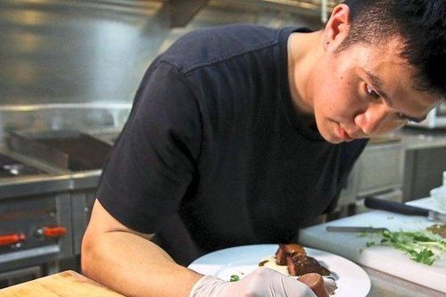 Chàng trai chế biến món ăn từ lông gà