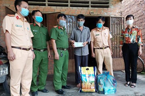 Cát Tiên: Trao tặng 36 phần quà cho các gia đình khó khăn