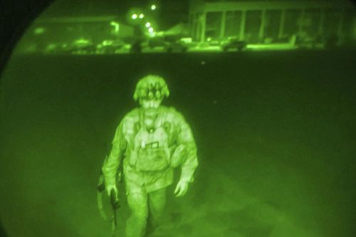 Bức ảnh người lính Mỹ cuối cùng rời Afghanistan