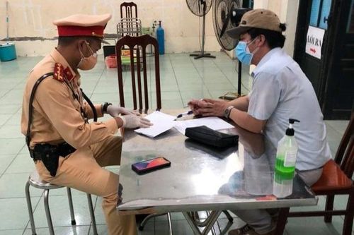 Phát hiện lái xe chở 6 công nhân định 'thông chốt' kiểm dịch về quê