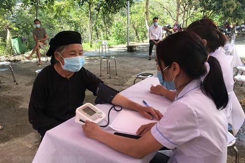 Tăng cường tiêm vaccine phòng COVID-19 cho người dân vùng biên giới