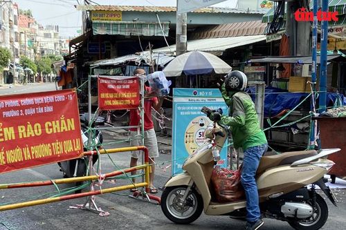 TP Hồ Chí Minh tạo điều kiện cho shipper đưa hàng hóa đến người dân