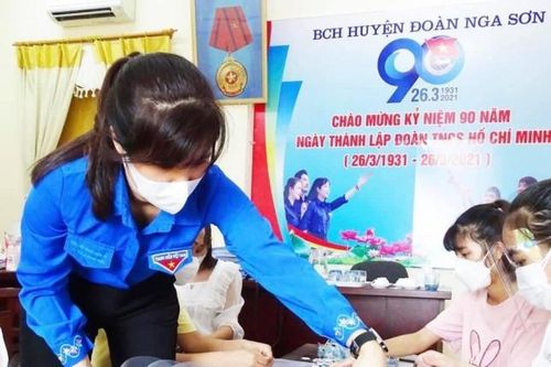 Tặng 2.000 khẩu trang và hơn 200 mũ chắn giọt bắn cho lực lượng tuyến đầu