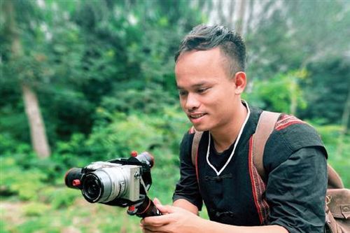 Chàng trai Pa Kô làm phim về 'cuộc chiến' với COVID-19