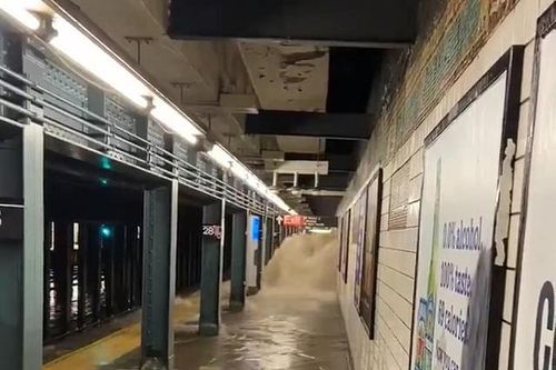 Thành phố New York tuyên bố tình trạng khẩn cấp, nước tràn vào ga tàu điện ngầm