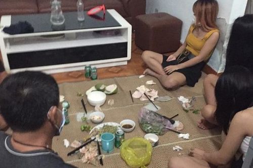 Tụ tập uống nước chè mùa dịch, 5 người bị phạt 50 triệu đồng