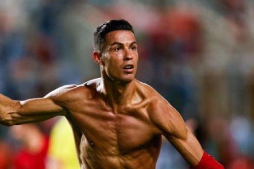 Ronaldo nhận 'kết đắng' khi cởi áo ăn mừng trong trận thắng CH Ireland