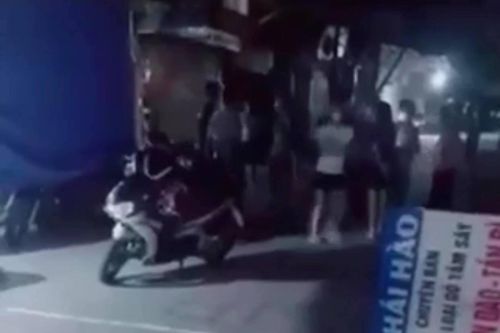 Xử phạt 24 triệu đồng nhóm người tụ tập ăn đêm tại chốt kiểm soát dịch ở Hà Nội