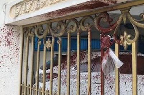 Khởi tố nhóm côn đồ đòi nợ ném chất bẩn khủng bố nhà nạn nhân