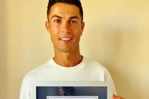 Ronaldo nhận kỷ lục Guiness