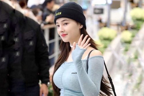 Tại sao vệ sĩ phải mang theo ô khi đi cạnh người nổi tiếng?