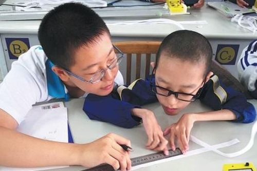 Vượt qua khuyết tật, cậu học trò đỗ đại học danh giá