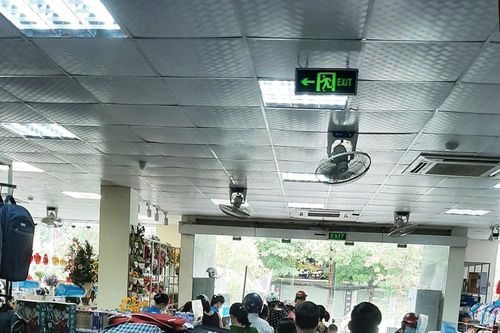 Phụ huynh vội vã đến hiệu sách trong ngày đầu tiên TP. Vinh giảm mức giãn cách