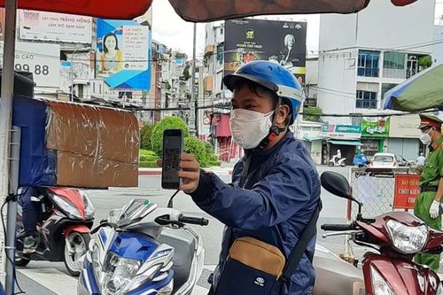 TP Hồ Chí Minh: Quét mã QR phát hiện 63 F0 lưu thông ngoài đường