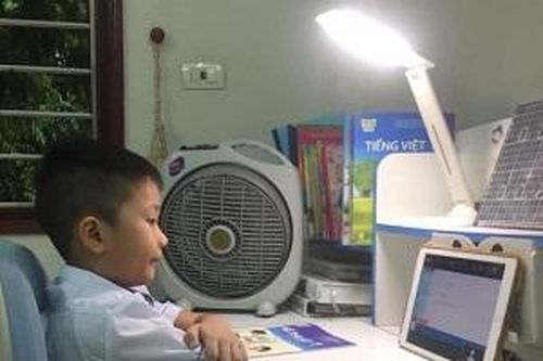 Hà Nội: Bỡ ngỡ buổi học trực tuyến đầu tiên của học sinh lớp 1