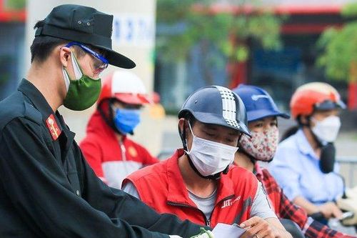 Hà Nội không còn hình ảnh ùn tắc khi kiểm tra giấy đi đường