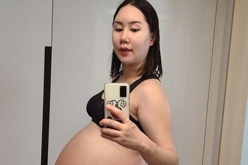Nữ diễn viên nặng 100 kg, phải ngồi xe lăn vì mang thai ba