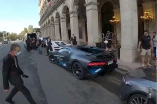 Siêu xe Bugatti Divo lùi quá đà tông vào đầu xe Mercedes CLS