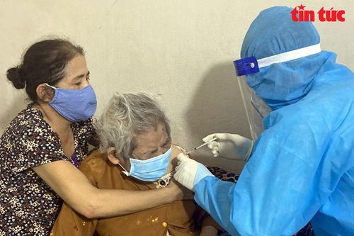 TP Hồ Chí Minh: Tiêm vaccine phòng COVID-19 tận nhà cho người già yếu, khuyết tật