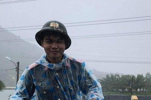Những khoảnh khắc 'chạy bão' lay động triệu trái tim của người Đà Nẵng