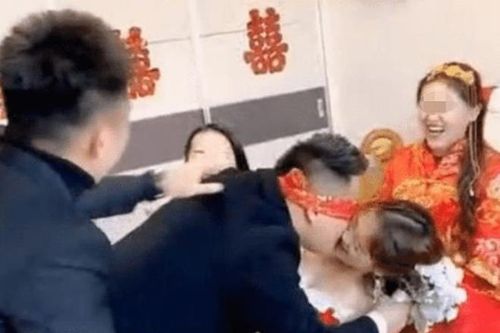 Phù dâu bị chú rể cưỡng hôn, thái độ của cô dâu khiến nhiều người khó hiểu