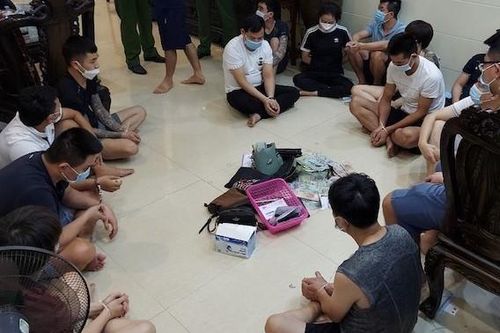 Đột kích ổ bạc 'họp' xuyên đêm, phát hiện tiền tỷ