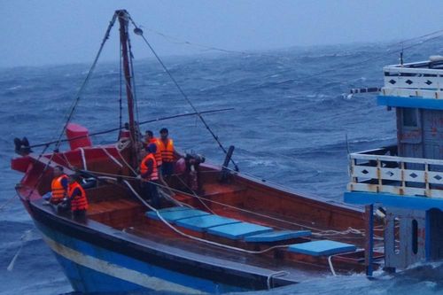 Tàu Cảnh sát biển cứu thành công 18 ngư dân gặp nạn ở Quảng Ngãi