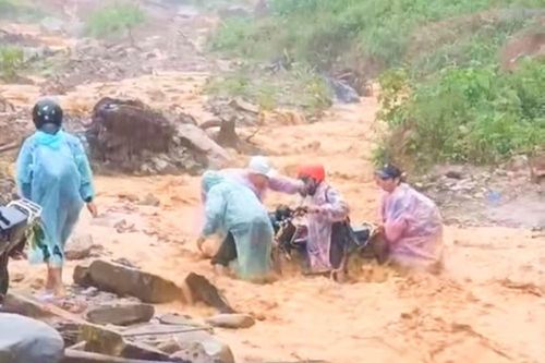 Thót tim cảnh nhóm người vượt dòng nước lũ ở Quảng Nam