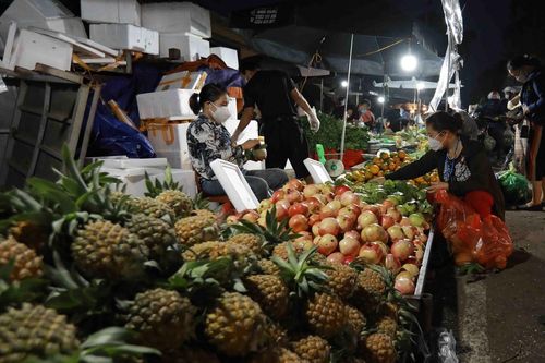 Hà Nội duy trì hoạt động chợ đầu mối để cung cấp hàng thiết yếu