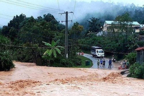 Miền Trung: Sau bão nơm nớp nỗi lo lũ quét, sạt lở đất